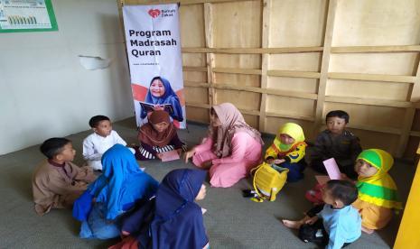 Rumah Zakat memberikan santunan untuk para pembimbing tahfidz di Desa Berdaya.