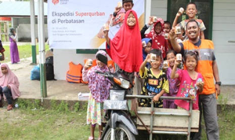 Rumah Zakat memberikan Superqurban ke warga di pedalaman Aceh Singkil.