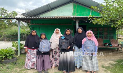 Rumah Zakat memberikan tas sekolah kepada anak-anak pedalaman sebagai motivasi agar mereka terus semangat bersekolah.