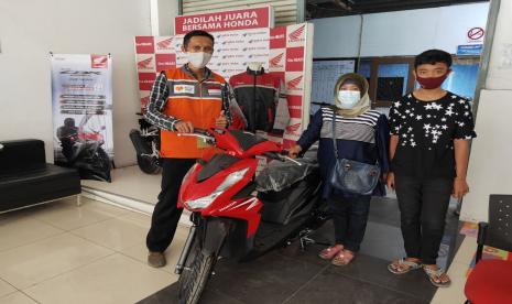 Rumah Zakat mencoba membantu untuk meringankan beban Rizky dengan memberinya kejutan berupa bantuan usaha dalam bentuk motor baru, Selasa (13/4).