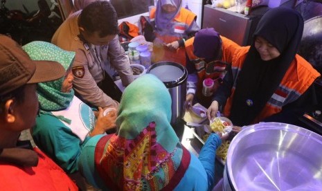 Rumah Zakat mendirikan pos hangat dan segar untuk petugas Panitia Pemilihan Kecamatan (PPK) di enam kota. 