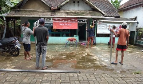 Rumah Zakat mendirikan tenda untuk digunakan sebagai dapur umum.