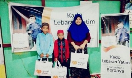 Rumah Zakat mendistribusikan 100 paket Berbagi Buka Puasa untuk warga Desa Sungai Sengkuang, Kalimantan Barat.