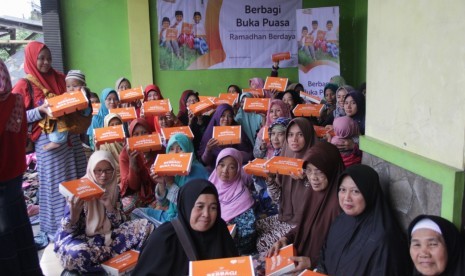 Rumah Zakat mendistribusikan 120 paket Berbagi Buka Puasa (BBP) di Dusun Tamanharjo, Kecamatan Singosari, Kabupaten Malang. 