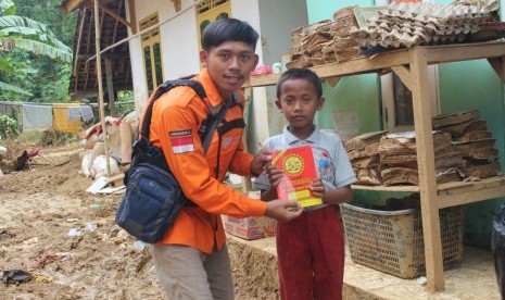 Rumah Zakat mendistribusikan bantuan 40 paket Alquran dan Iqra untuk warga banjir