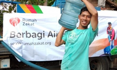 Rumah Zakat mendistribusikan bantuan air bersih untuk warga Desa Rejosari Bandongan Magelang, Jawa Timur.