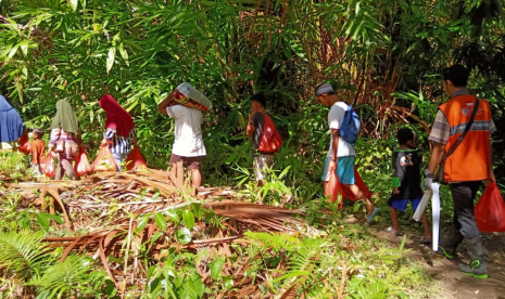 Rumah Zakat mendistribusikan bantuan di Ambon.