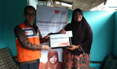 Rumah Zakat mendistribusikan bantuan modal usaha untuk empat orang member binaan. 