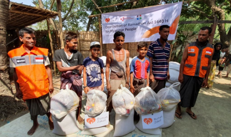 Rumah Zakat mendistribusikan bantuan Ramadhan untuk pengungsi Rohingya di Sittwe. 