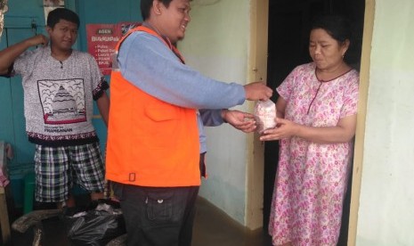  Rumah Zakat mendistribusikan bantuan untuk korban banjir di Palembang. 