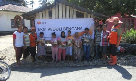 Rumah Zakat mendistribusikan bantuan untuk para korban banjir Solok.