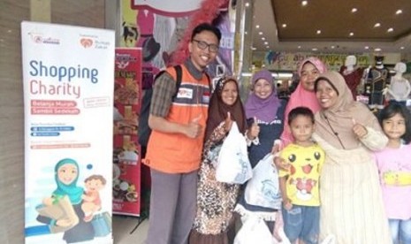 Rumah Zakat mendistribusikan Bingkisan Keluarga Berdaya untuk 6 orang di Kota Cirebon, Jawa Barat.