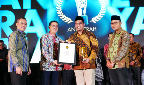 Rumah Zakat menerima penghargaan Anugrah Syariah Republika 2019 sebagai The Most Innovative Phylantrophy Institution, Selasa (19/11).