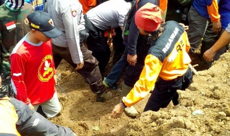 Rumah Zakat menerjunkan relawan untuk membantu proses evakuasi korban longsor di Kabupaten Ponorogo, Senin (3/4). 