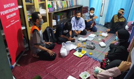 Rumah Zakat mengadakan edukasi usaha bagi para penerima manfaat bantuan Pemberdayaan Ekonomi dari Rumah Zakat dan mitra Telkomsel. Bertempat di Rumah Baca Insiprasi, kaliini para penerima manfaat diajak berdiskusi tentang keuntungan mendirikan koperasi serta prospeknya di Desa Serangan, Jum’at (10/9).