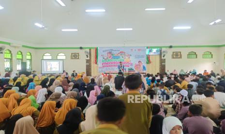 Rumah Zakat mengadakan event tahunan yakni Indonesia Mendongeng #11 di Masjid At-Taqwa Kadirojo, Kalasan, Sleman, Rabu (25/12/2024). Kegiatan ini merupakan ajang silaturahim santri dan sarana edukasi yang dikemas melalui kegiatan dongeng.