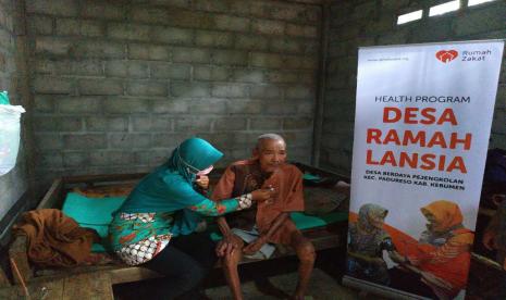 Rumah Zakat mengadakan Pelayanan Home Care kepada para lansia yang berada di Desa Pejengkolan, Kebumen pada Jumat (24/12/2021). 