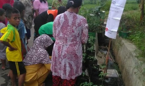  Rumah Zakat mengajak ibu-ibu di Tegal untuk menanam sayuran. 