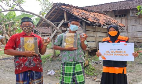 Rumah Zakat menggandeng Kitabisa menyalurkan 500 paket siaga pangan kepad masyarakat Grobogan pada Sabtu (10/7). 