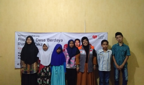 Rumah Zakat menggelar buka bersama dan berbagi kado lebaran di  Desa Berdaya Potrobangsan, Magelang. 