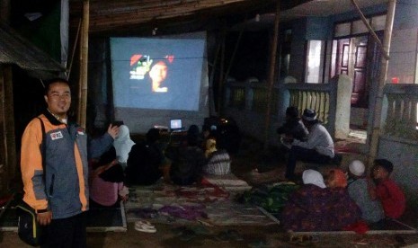 Rumah Zakat menggelar kegiatan nonton bareng di Kampung Kalapa Dua, Kabupaten Garut, Jawa Barat.