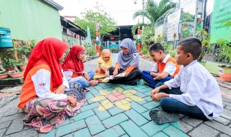 Rumah Zakat menggulirkan program belajar Bahasa Inggris bagi anak-anak dengan bayaran menggunakan sampah.