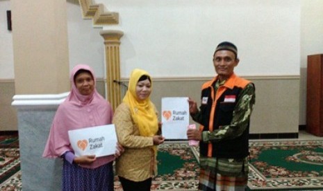 Rumah Zakat menggulirkan Program Senyum Mandiri sebagai upaya menumbuhkembangkan pelaku usaha mikro kecil dan menengah (UMKM) di RW 9, Desa Kraton, Kecamatan Tegal Barat, Kota Tegal, belum lama ini.