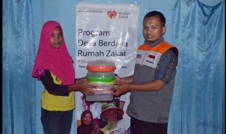 Rumah Zakat menghadirkan sarana usaha  berupa alat pres plastik, regulator tabung gas, toples, dan beberapa perlengkapan penggorengan diberikan kepada Wahyu Yulianti, Sabtu (23/3) 