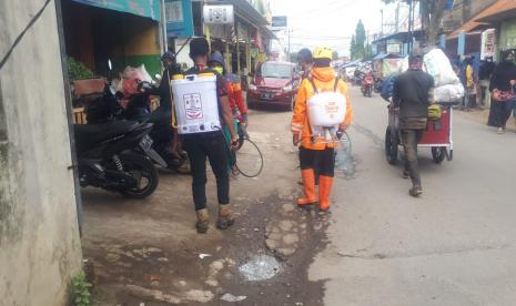 Rumah Zakat mengirimkan 2 relawan untuk melakukan aksi penyemprotan disinfektan di 12 desa di Kecamata Jatinangor, Selasa (29/6). Dalam aksi tersebut, Rumah Zakat bersinergi dengan beberapa komunitas diantaranya PP jatinangor, FKPPI, Manggala, Ansor (Banser) dan beberapa komunitas Lainnya Di Kegiatan Gerakan Relawan Peduil Jatinangor.