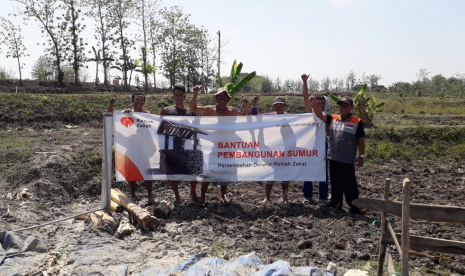 Rumah Zakat mengirimkan bantuan berupa program pembangunan sumur di daerah yang kekeringan.