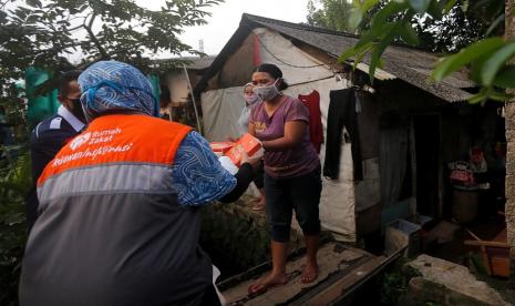 Rumah Zakat menyalurkan 100 paket Berbagi Buka Puasa (BBP) yang merupakan titipan dari para donatur untuk warga terdampak Covid-19 di Kelurahan Sukapura, Kecamatan Kiaracondong Kota Bandung, Kamis (7/5). Penyaluran paket Berbagi Buka Puasa ini dilakukan secara door to door kepada warga oleh relawan Rumah Zakat untuk menghindari kerumunan warga.