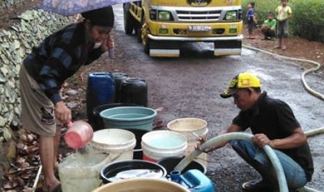 Rumah Zakat menyalurkan 15 ribu liter air bersih untuk warga desa Jaasari, Kabupaten Cilacap.