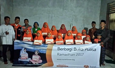 Rumah Zakat menyalurkan 170 paket BBP (Berbagi Buka Puasa) di Mushola Al Ikhlas Lebakayang, Bulakan, Kec. Cibeber, Colegon.