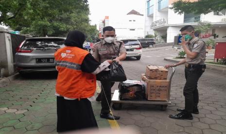 Rumah Zakat menyalurkan 30 paket Perlengkapan Keluarga.