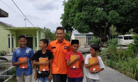 Rumah Zakat menyalurkan 50 Paket Syiar Quran untuk tiga masjid di Pekanbaru. 