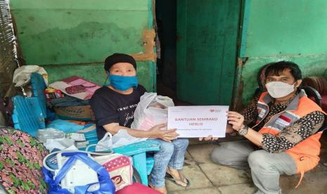 Rumah Zakat menyalurkan amanah dari donatur untuk Herlis dan neneknya yang tinggal di RW 11 Samadikun Utara, Kelurahan Kesenden, Kecamatan Kejaksan, Kota Cirebon.