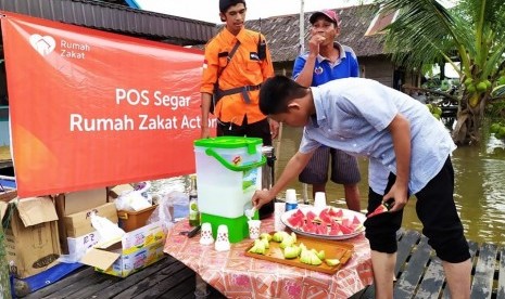 Rumah Zakat menyalurkan bantuan 300 paket Superqurban untuk korban banjir Banjarmasin.