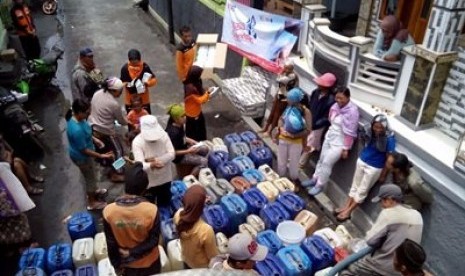 Rumah Zakat menyalurkan bantuan air bersih ke beberapa desa di kawasan Gunung Bromo.