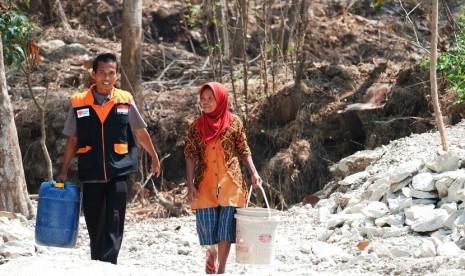 Rumah Zakat menyalurkan bantuan air bersih ke Desa Nawung, Sleman, Yogyakarta.