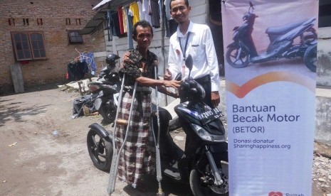 Rumah Zakat menyalurkan bantuan Becak Motor untuk Subari.