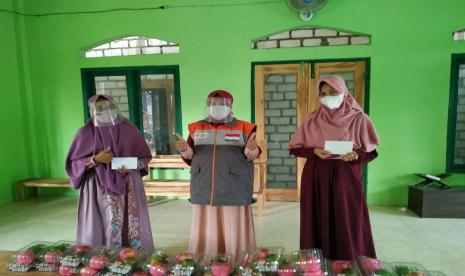 Rumah Zakat menyalurkan bantuan berupa Pemberian Makanan Tambahan Sehat (PMTAS) bagi anak-anak di TPQ Baiturrahman, Desa Pulo pada Kamis (22/7).