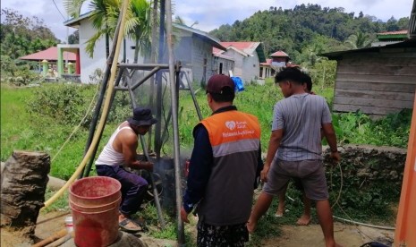 Rumah Zakat menyalurkan bantuan berupa sumur bor untuk warga