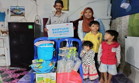 Rumah Zakat menyalurkan bantuan ekonomi berupa bantuan usaha kepada Edi dan Keluarganya yang tinggal di Jalan Kesehatan RT 31, Kelurahan Temindung, Samarinda Utara. Deddy Rusmansyah (48) yang biasa disapa Edi ini adalah seorang pengamen jalanan yang menafkahi seorang istri dan  6 orang anaknya.