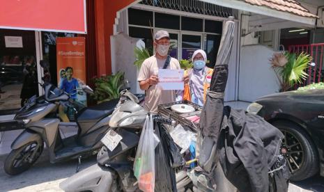 Rumah Zakat menyalurkan bantuan Ekonomi untuk Imul Mukhlis yang berprofesi sebagai pedang sosis goreng keliling di kota Padang pada Senin, 28 Maret 2022. Usaha ini digeluti pak Imul sejak tahun 2008 hingga saat ini.