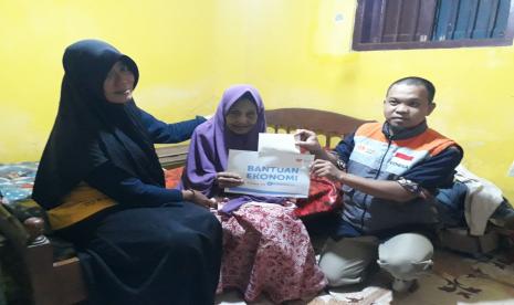 Rumah Zakat menyalurkan bantuan ekonomi untuk Mbah Tukiyah.