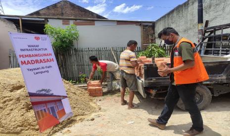 Rumah Zakat menyalurkan bantuan infrastruktur untuk Rumah Belajar Alquran Al-Fath pada Sabtu (26/02). Rumah Belajar Alquran Yayasan Al-Fath Lampung merupakan sebuah lembaga pendidikan Alquran yang terletak di Perumahan Pemda Lampung, Jalan Manggis 11 Blok C 34, DesaWay Huwi, Kecamatan Jati Agung, Lampung Selatan.