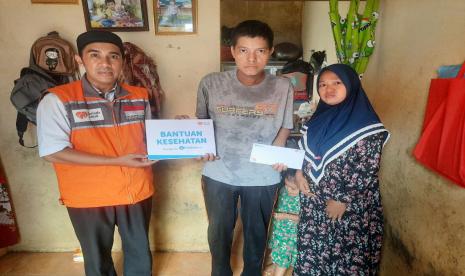 Rumah Zakat menyalurkan bantuan kesehatan berupa dana yang terkumpul melalui platform penggalangan dana kitabisa.com. Kali ini, bantuan diberikan kepada dua penerima manfaat yakni Jajuli yang menderita kanker Nasofaring, warga Keserangan Lama, Kelurahan Rawa Arum,Grogol, Cilegon Banten serta Mirawati yang menderita kanker payudara yang tinggal di Cilegon.