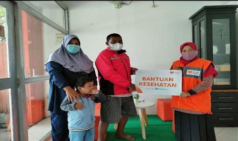 Rumah Zakat menyalurkan bantuan kesehatan kepada Candra Wahyu Utomo (31) yang menderita gagal ginjal dan mengharuskan rutin 2 kali sepekan untuk melakukan cuci darah ke Rumah Sakit. Bantuan tersebut merupakan hasil penggalangan dana di platfor penggalangan dana digital kitabisa.com.