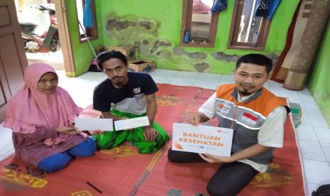 Rumah Zakat menyalurkan bantuan kesehatan pada anak yang menderita penyakit Hirschsprung yakni Muhamad Saeful Bahri.