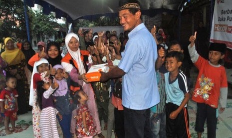 Rumah Zakat menyalurkan bantuan logistik kepada korban di Kendal.